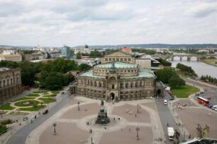 Dresden-Altstadt. Theaterplatz. Blick zur Semperoper vom Hausmannsturm des Schlosses