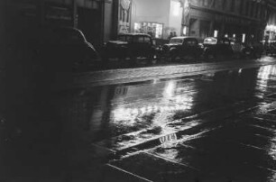 Dresden-Altstadt. Waisenhausstraße 24, 22, 20 v. l. n. r. Zuerst ist die Filiale von der Hof-Pianoforte-Fabrik Carl Rönisch zu sehen, dann folgt der Eingang zu den U.-T.-Lichtspielen, und gefolgt von der Filiale der Dresdner Bank. Nachtaufnahme