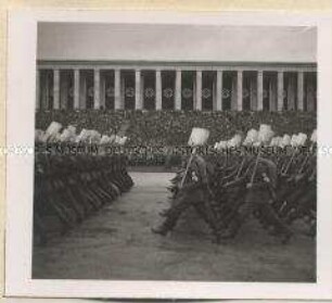 Aufmarsch des Reichsarbeitsdienstes während des NSDAP-Parteitags in Nürnberg