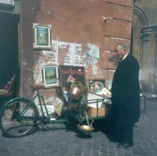 Rom. Campo dei Fiori. Verkaufsstand mit Flohmarktgegenständen