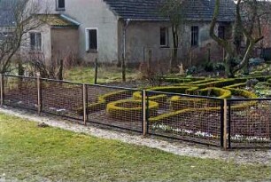 Pasewalk (Mecklenburg-Vorpommern, Kreis Vorpommern-Greifswald): Bauerngarten mit Buchsbaumbegrenzungen: Zaun, hinten Wohnhaus