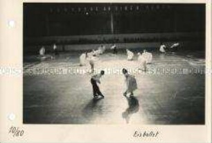 Eisballett von DDR-Eiskunstläufern in der Werner-Seelenbinder-Halle in Berlin