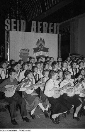 Musikalische Darbietung von Pionieren