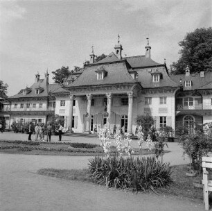 Dresden-Pillnitz. Schloß (1720-1725, M. D. Pöppelmann; 1788-1791, J. D. Schade). Bergpalais, Hofseite
