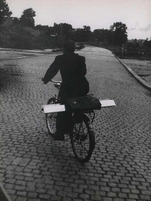 Fahrradfahrer mit zu breiten Gegenständen auf dem Gepäckständer