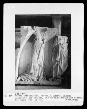 Fragment eines Bogenfeldes: Kniende und stehender Figur