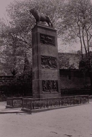Denkmal für die im 1. Weltkrieg gefallenen sächsischen Pioniere (Pionierdenkmal) : Denkmal für die im 1. Weltkrieg gefallenen sächsischen Pioniere (Pionierdenkmal). Sandstein, Eisen (1923; H. Kress). Dresden-Altstadt, Terrassenufer