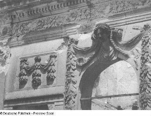 Dresden. Ruine des Palais im Großen Garten. Figuraler Fassadenschmuck über einer Fensteröffnung