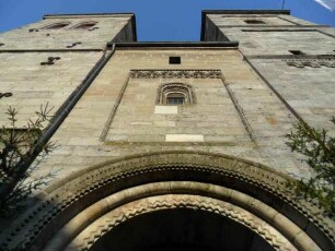 St. Salvator - Westseite mit romanischem Hauptportal im Bogen sowie Nord- und Südturm