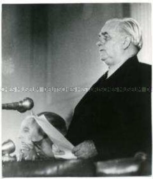 Wilhelm Pieck verliest am 7. Oktober 1949 das Manifest der Nationalen Front