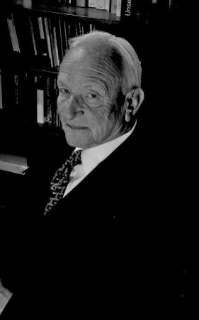 Freiburg: Wohnung; Hermann Linnemann; Portrait; vor Büchern