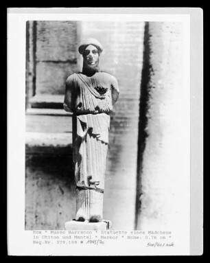 Statuette eines Mädchens in Chiton und Mantel