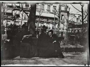 Paris. Jardin de l'Av. du Bois (heute Av. Foch). Ein Paar und zwei Frauen auf einer Bank