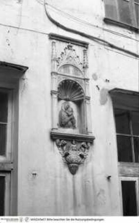 Ädikula mit Madonnenrelief
