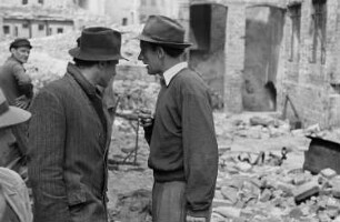 Aufnahmen vom Dreh des ersten deutschen Trümmerfilms "Die Mörder sind unter uns" durch die DEFA : Regisseur Wolfgang Staudte (rechts) bespricht sich mit dem Schauspieler Ernst Wilhelm Borchert (links)