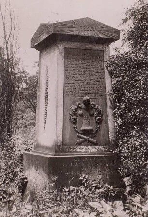 Grabmal für Johann Nicolaus Gottlob La Mane : Dresden, Eliasfriedhof. Grabmal für Johann Nicolaus Gottlob La Mane. Vorderseite mit Inschrift