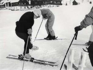 Senioren können ohne sich zu bücken, die Ski an und ausziehen