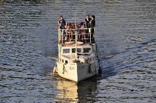 Moldauschiff : Blick auf ein Moldau-Ausflugsschiff von einer Moldaubrücke in Prag