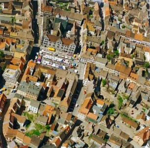 Torgau. Stadtkern mit Markt und Rathaus. Luftbild-Schrägaufnahme von Nordosten