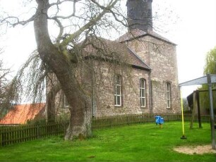 Hermannrode-(Evangelische Kirche) - Ansicht von Nordosten mit Kirchturm und Langhaus in Übersicht