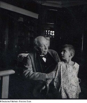 Portraitserie Richard Strauss : Richard Strauss mit Enkel? in seinem Wohnhaus in Garmisch-Partenkirchen, 1931