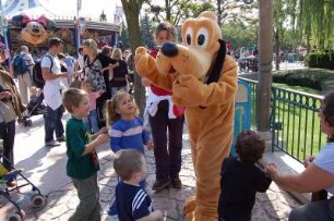Paris - Disneyland : Kinder mit Disney-Figur im Park Disneyland, Paris 2006