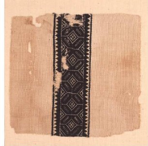 Fragment mit braunschwarzen Zierstreifen