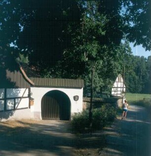 Plauen-Reißig, Pfaffengutstraße 30. Lochbauergehöft (Gaststätte und Pension Lochbauer; 1648, Umbau 2. H. 18. Jh.). Toranlage