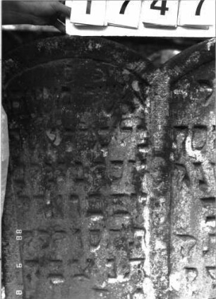 Grabstein 1747 (Index: 100096322) Maße HxBxT: 113x81x9 cm Besonderheit: Doppelgrab für Eheleute: Grabstein 1747B