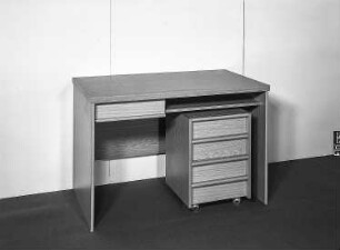 Schreibtisch : Dresden-Hellerau. VEB Deutsche Werkstätten Hellerau. Hausmesse, 1986. Schreibtisch. Holz, folienbeschichtet in Eichenholzoptik, hell (1986; VEB Möbelkombinat Dresden-Hellerau)