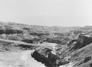 Wüstenlandschaft : Blick in eine bergige Wüstenlandschaft