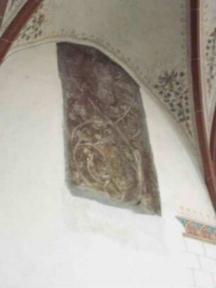 Daxweiler-Innen - Chorraum Nordwand im oberen Bereich mit Resten (restauriert) Wandmalerei