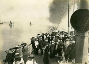 Passagiere an Deck eines Passagierdampfers, vermutl. Victoria Luise oder Zubringerschiff, beim Hafeneinlauf : Bordaufnahmen. Passagiere an Deck eines Passagierdampfers, vermutl. Victoria Luise oder Zubringerschiff, beim Hafeneinlauf