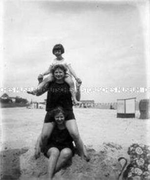 Seebad Heringsdorf, drei Mädchen am Strand