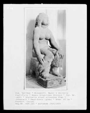 Statuette einer sitzenden Frau