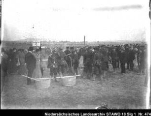 Manöver des 10. Armee-Korps Enthält: Platte 33, Soldaten an der Essensausgabe, Zuschauer