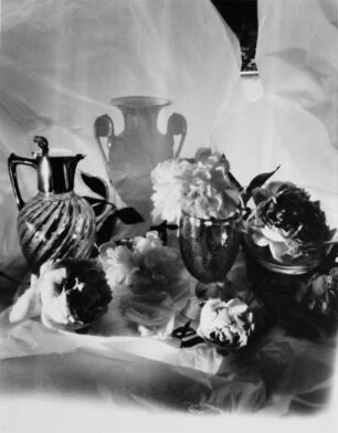 Stilleben. Tischarrangement mit Blumen
