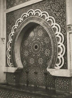 Tétouan. Marokko. Orientalischer Mosaikwandbrunnen mit Sprüchen aus dem Koran