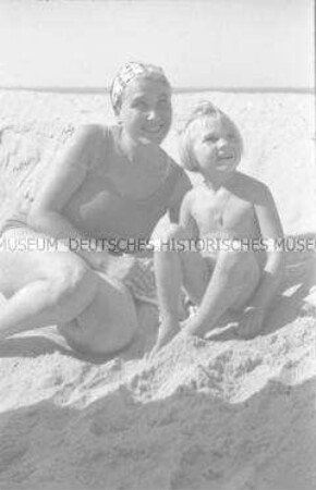 Mutter mit Tochter am Strand von Köslin