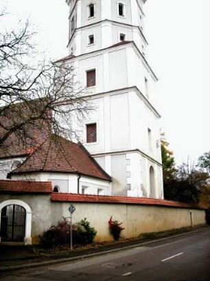 Ansicht von Südosten mit Kirchturm (Neubau 1802 mit achteeckiger Glockenstube nach Einsturz des Romanischen Vorgängers) über Kirchhofmauer (Wehrgang im 18 Jh abgetragen)