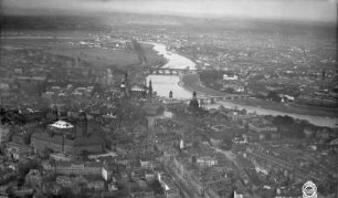 Dresden-Altstadt: Stadtkern von Südost gegen das Ostragehege. Luftbild-Schrägaufnahme