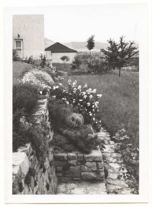 Garten Schindhelm, Kahla: Trockenmauern und Plattenweg