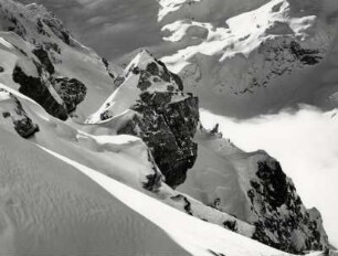 Blick vom Weißhorngipfel auf die Gipfel der Berge des Rheintals