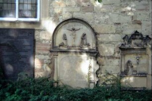 Blasiuskirche, historische Grabsteine an der Kirchenaußenwand