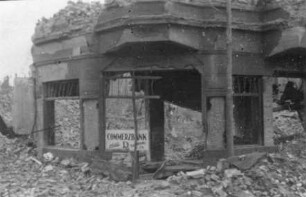 Zerstörtes Gebäude der Commerzbank Filiale am Connewitzer Kreuz