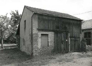 Medingen, Weixdorfer Straße 12. Bauernhof (1855). Hofansicht des Nebengebäudes