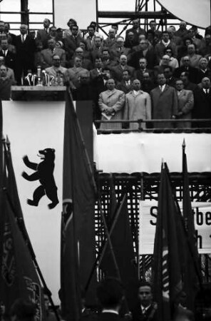 Berlin: Willy Brandt und Ehrengäste, stehend auf Tribüne
