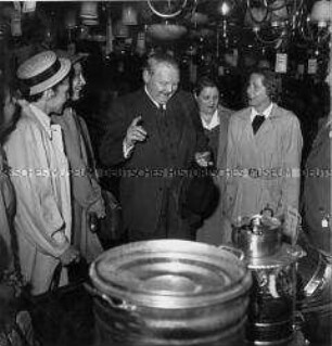 Ludwig Erhard mit Hausfrauen im Bonner Kaufhaus "Kaufhof"