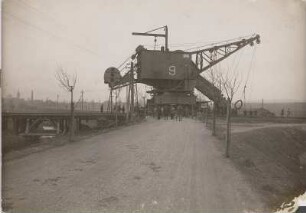 Hi[rschfelde] Transport des Bagger 9 (DS 500) von Grube Seitendorf nach Grube Türchau. Straßenüberquerung