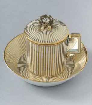 Deckeltasse mit Unterteller im Stil Louis XVI mit goldenem Streifendekor